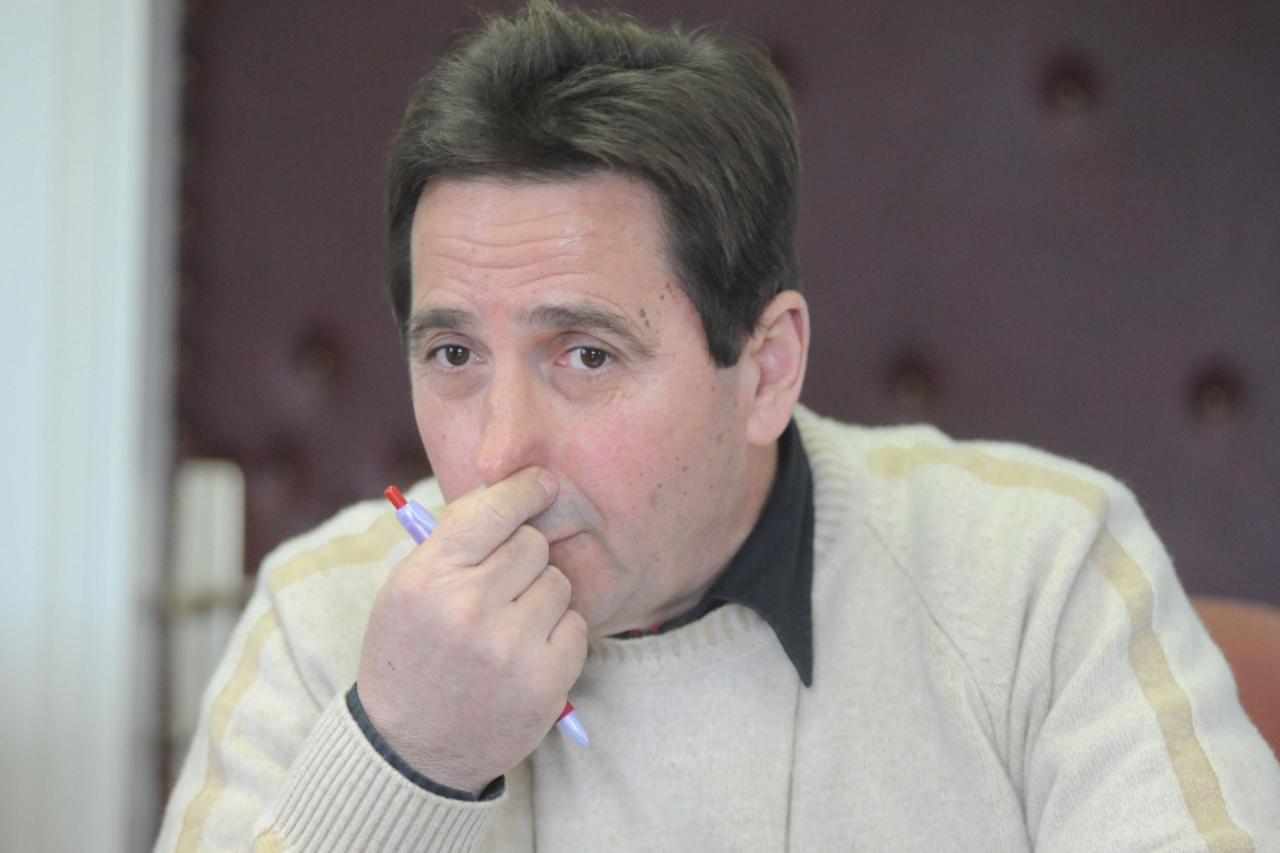'za dalmaciju....170210.....primosten Nezadovoljan radom zupanijskog odjela za gradnju, Stipe Petrina nacelnik opcine Primosten odrzao tiskovnu konferenciju u svom uredu Photo: Hrvoje Jelavic/PIXSELL'