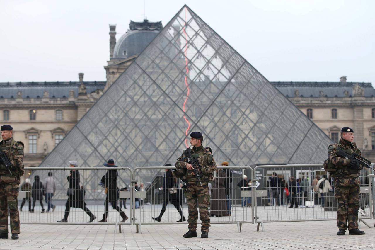 Pariz, vojnici, izvanredno stanje