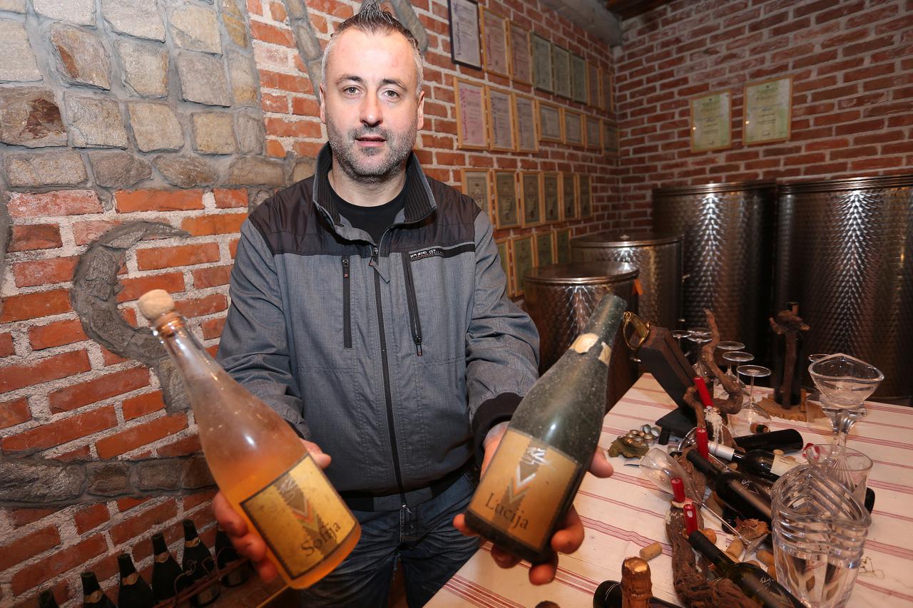 11.12.2015., Ozalj, Vivodina - Obitelj Vrbanek na celu sa Zdenkom Vrbanekom iz Vivodinskog kraja osim proizvodnjom raznih vrsta vina bavi se se i proizvodnjom pjenusaca. Na trziste ove godine plasiraju pjenusce Sofija i Lucija, a sljedece godine u planu j