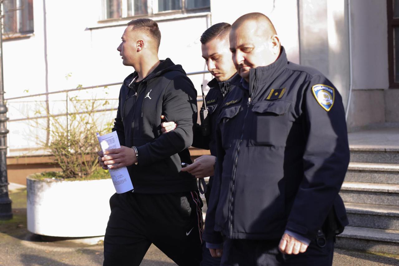 Privođenje osumnjičenog 24-godišjeg vojnika koji je na ulici pretukao mladića obučenog u Djeda Mraza