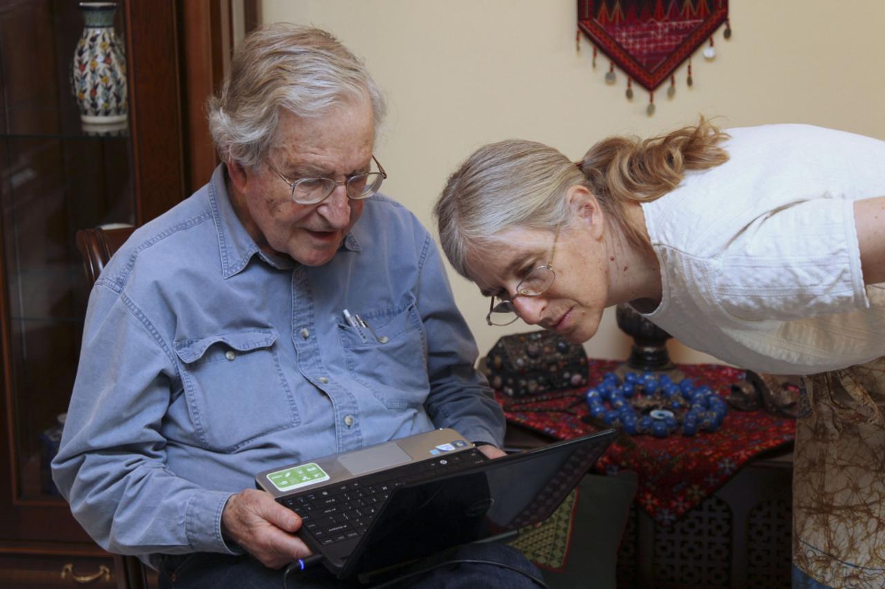 Noam Chomsky sa svojom kćerkom AVi u Amanu