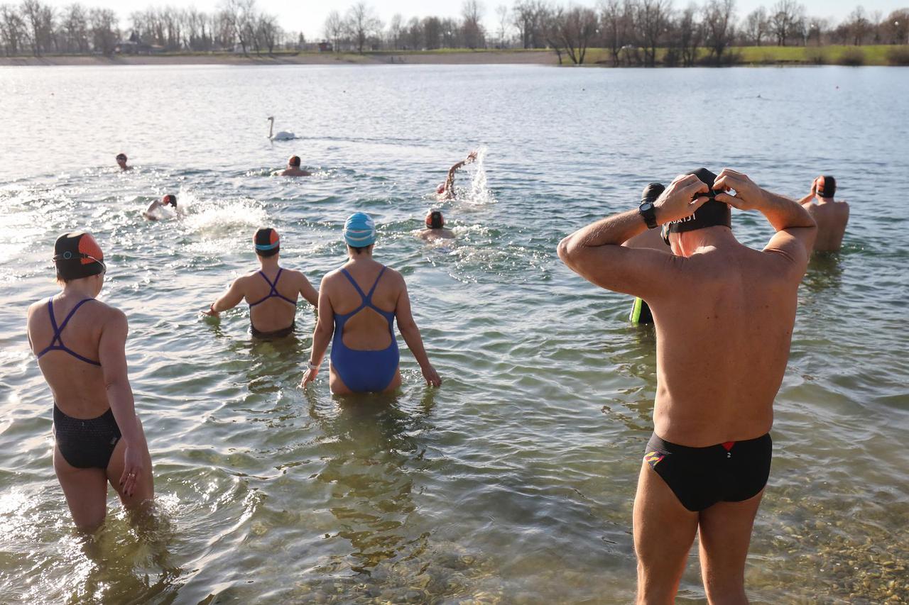 Zagreb: Silvestrovo u Jarunu,  ispraćaj stare godine hladnim kupanjem