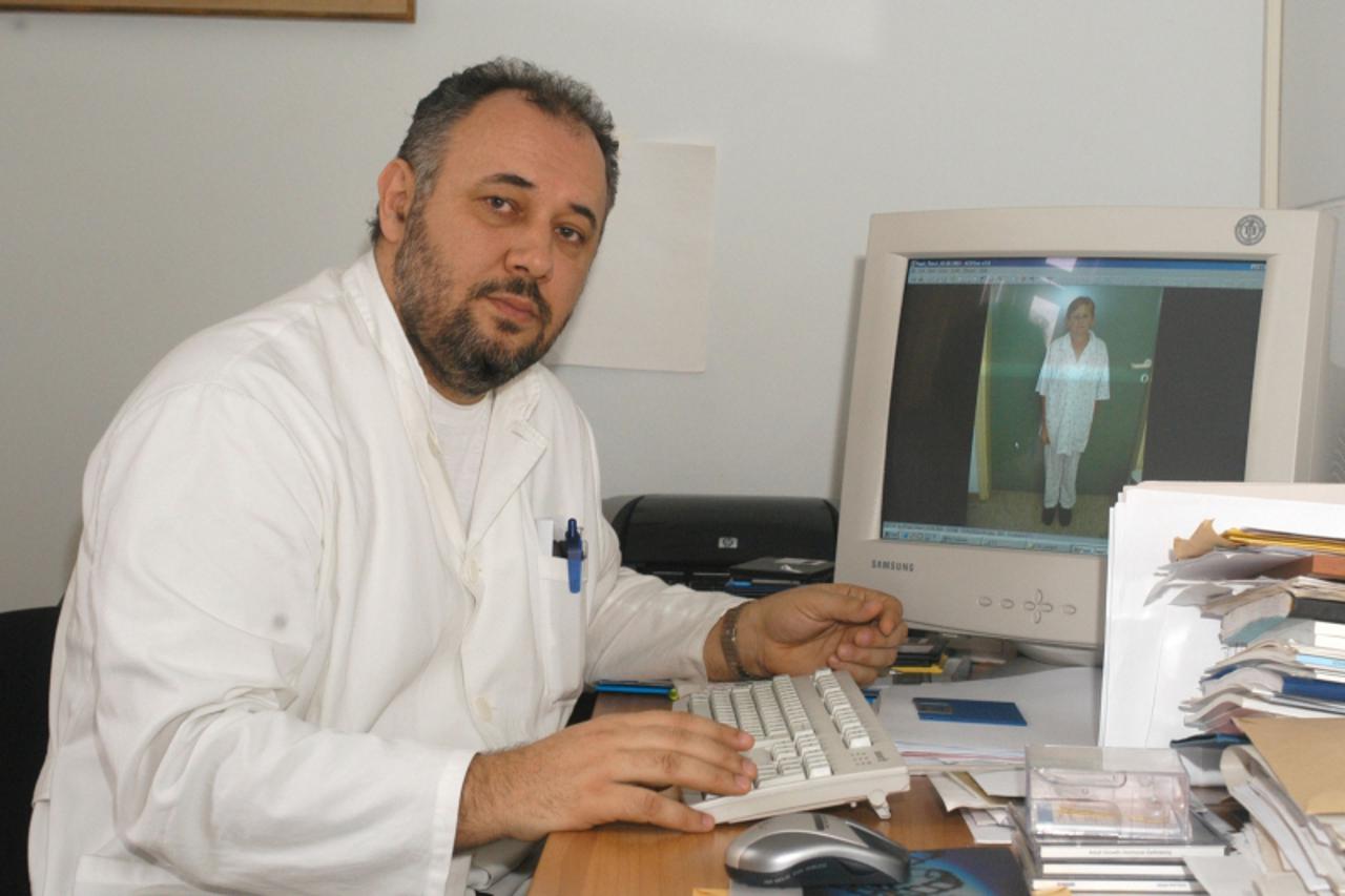 '  za obzor...04.02.04. dr. milan vrkljan i pacijentica...sima popic snimio:davor visnjic'