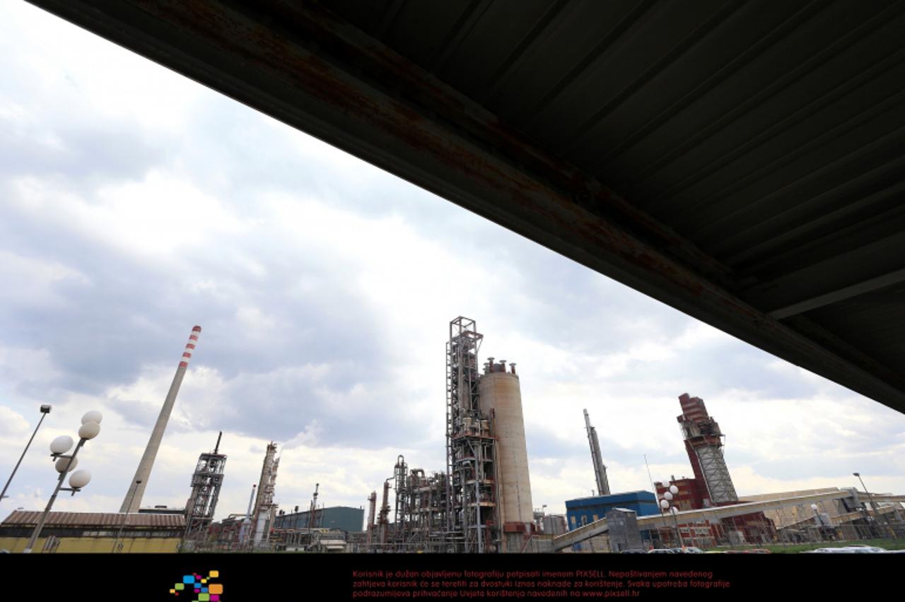 'FORUM  04.04.2012., Kutina - Najava Vlade RH, vecinskog vlasnika Petrokemije o privatizaciji tvrtke, uznemirila je radnike i gradjane Kutine, jer ta tvornica ima duboke korjene i velik broj gradjana 