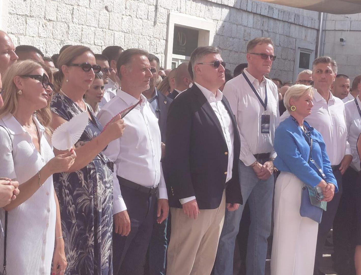 Predsjednik Republike Zoran Milanović posljednjih dana očito je klasična službena odijela odlučio barem nakratko ostaviti po strani. Nakon što se na otvaranju Vrboska Film Festivala na Hvaru pojavio u izrazito ležernom ljetnom izdanju, pažnju je privukla i njegova odjevna kombinacija na 311. Sinjskoj alci.