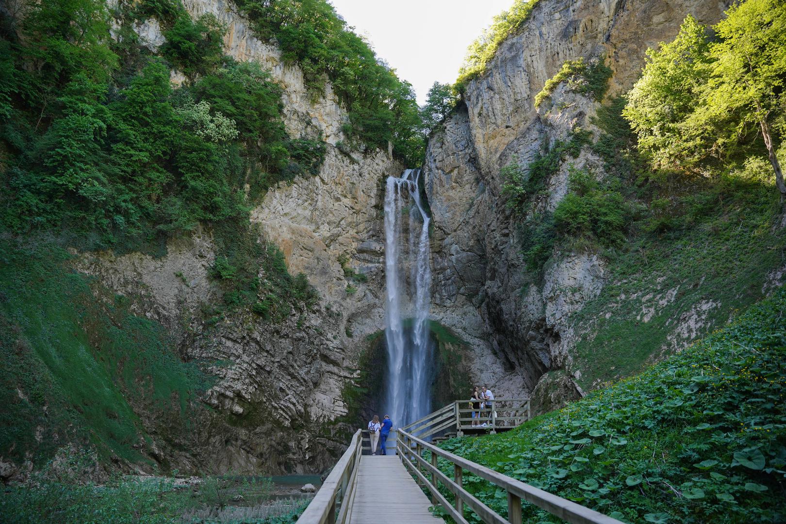 Fotograf Pixsella Dejan Rakita snimio je vodopad i turiste koje uživaju u njegovoj ljepoti. Kako izgleda, pogledajte u našoj galeriji.
