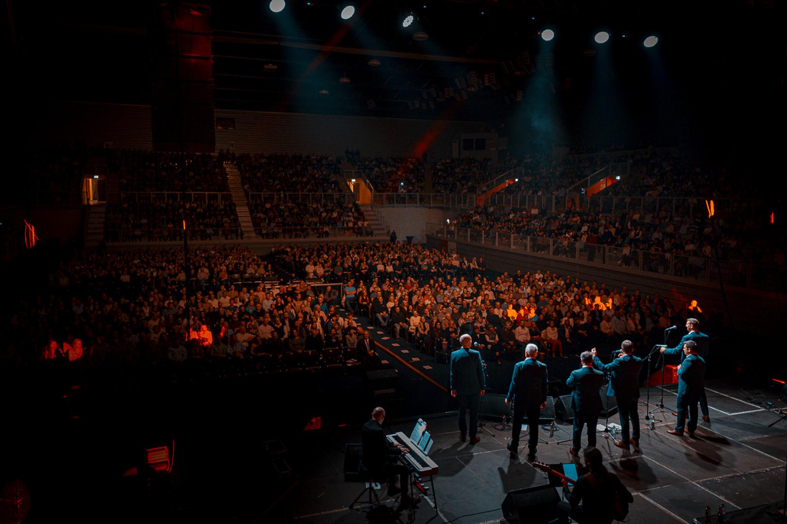 Dodatnu čar večeri donio je i gost koncerta, kantautor Tedi Spalato, čija se suptilna i poetska interpretacija savršeno uklopila u atmosferu koncerta, a emotivne izvedbe donijele su niz intimnih i dirljivih trenutaka, koje je varaždinska publika nagradila dugotrajnim pljeskom.