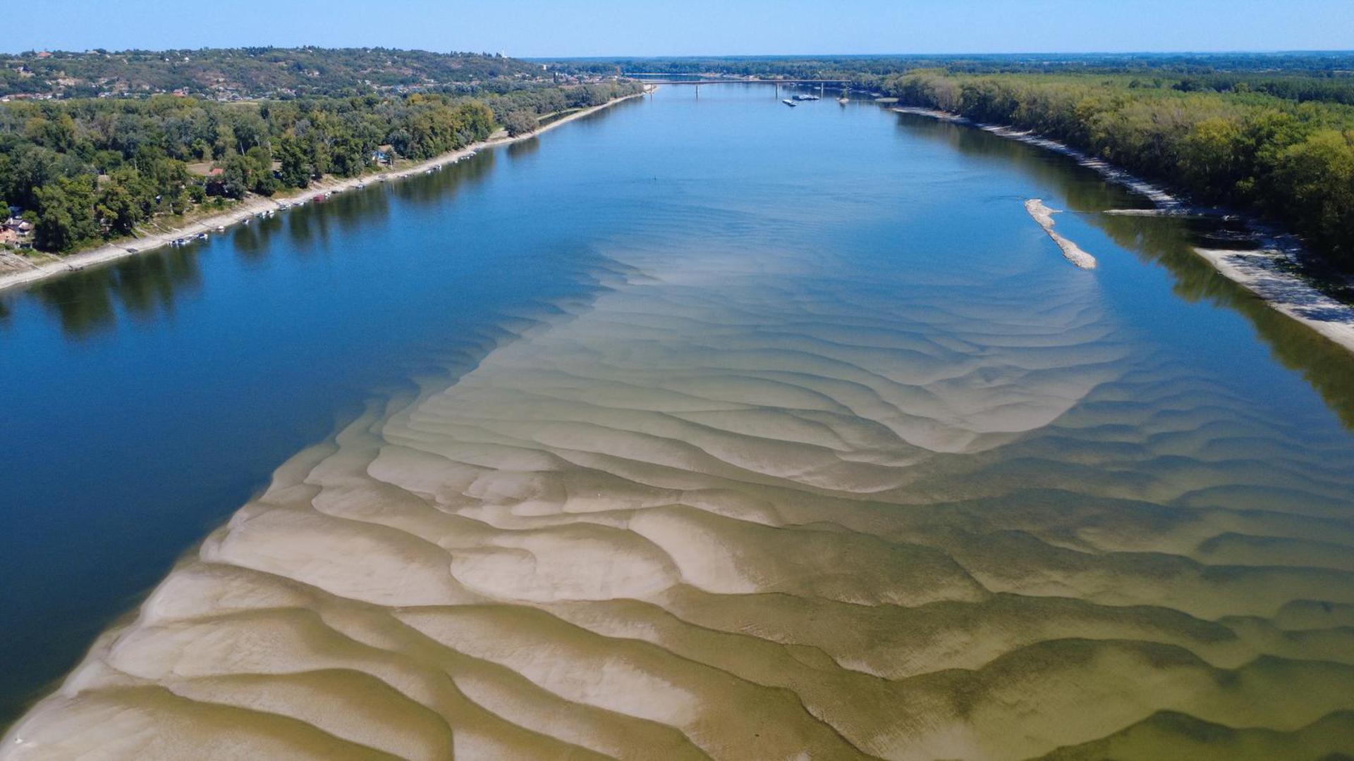 Višemjesečni izostanak oborina, visoke ljetne temperature i već drugi ekstremni toplinski val u samo mjesec dana uzrokovali su u Europi sušu neslućenih razmjera. Druga najdulja europska rijeka, Dunav, koja prolazi kroz deset država prije nego što se ulije u Crno more, na brojnim se mjestima povukla stotinama metara. 