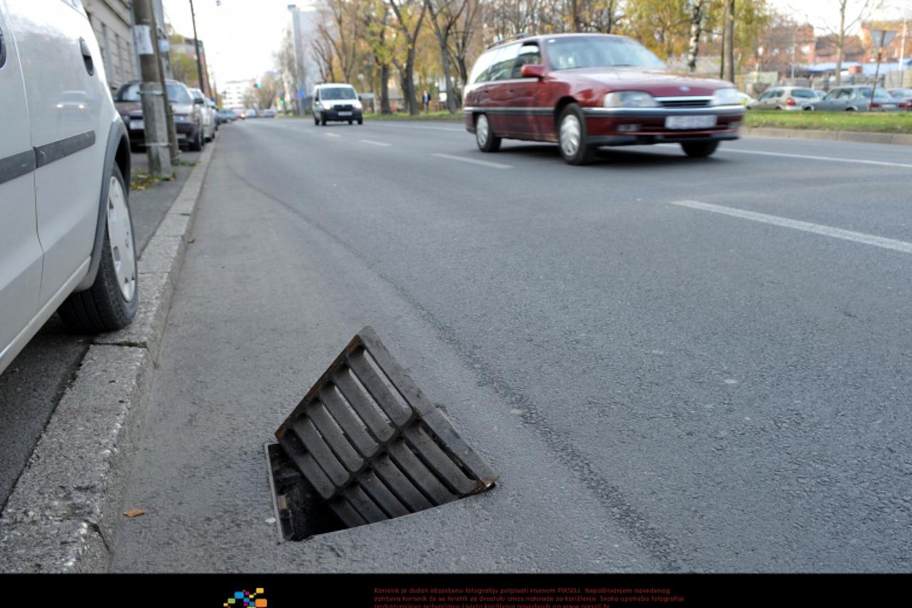 '27.11.2009., Zagreb - U ulici Bozidara Adzije digao se saht i ugrozio vozace. Photo: Antonio Bronic\\PIXSELL'