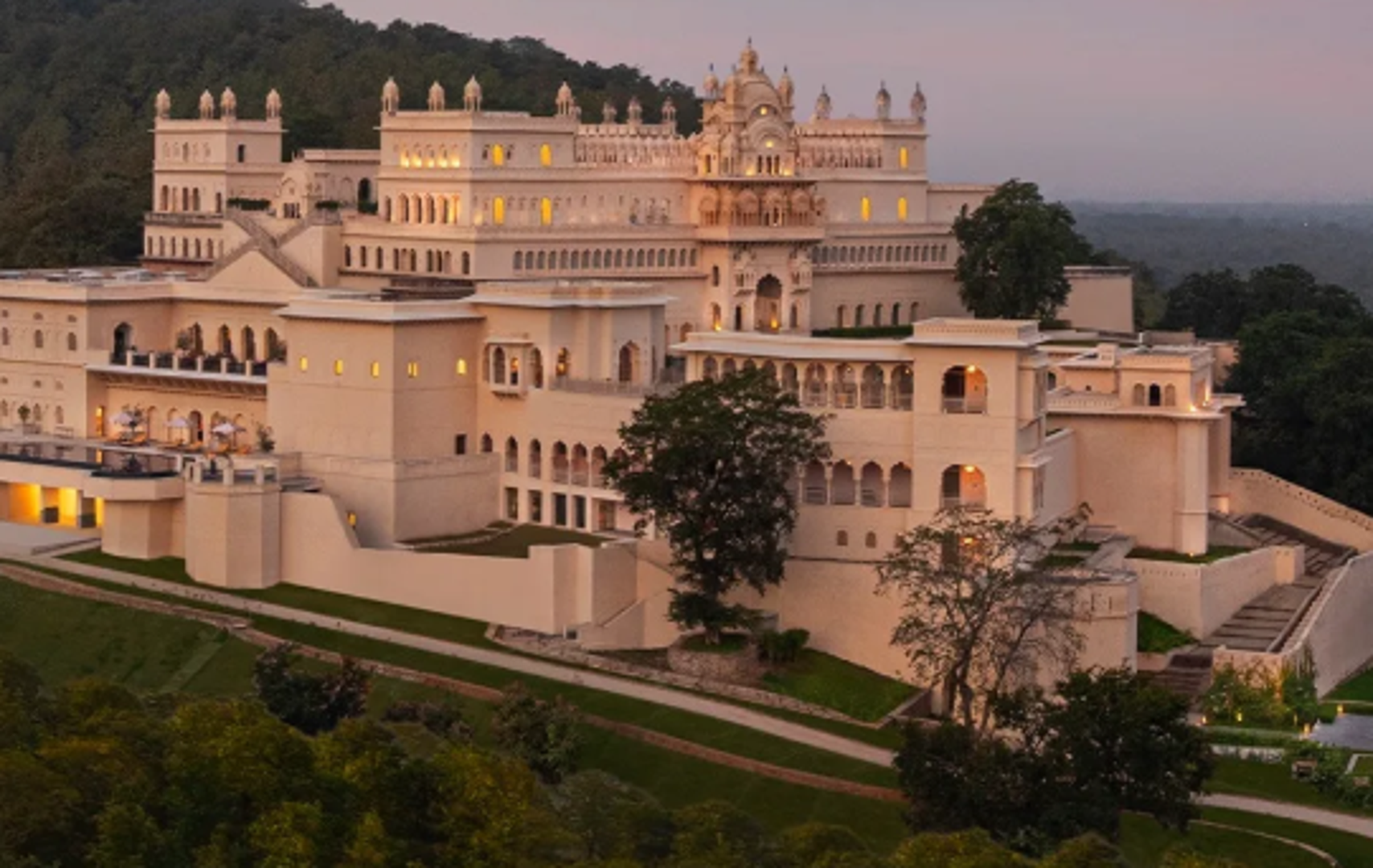 The Oberoi Rajgarh Palace nalazi se u indijskom gradu Khajurahu, poznatom po povijesnim hramovima pod zaštitom UNESCO-a. Smješten je u raskošnoj palači koja kombinira kraljevsku indijsku arhitekturu i luksuzni smještaj. Posebnost hotela je autentično iskustvo boravka u palači s bogatom kulturnom atmosferom.