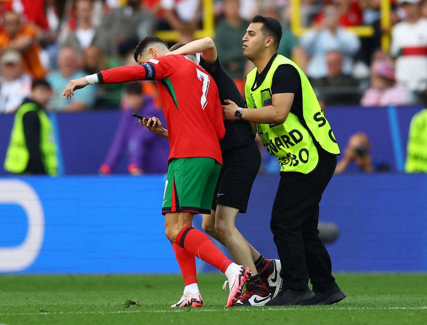 Utakmica Turske i Portugala (0:3) čak je četiri puta morala biti prekidana zbog utrčavanja navijača na teren u Dortmundu