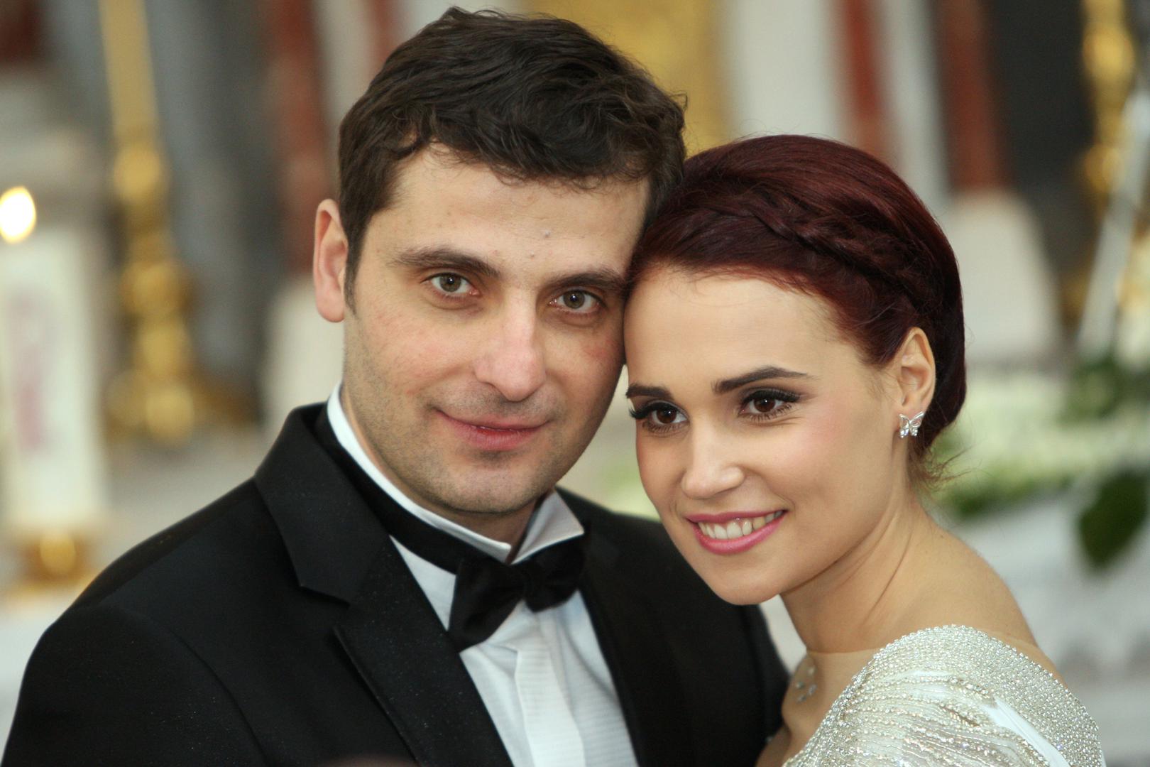 Kristina, bivša Miss Universe Dalmacije, na vjenčanju je zablistala u romantičnoj bijeloj vjenčanici modnog dvojca Arileo, dok je Robert bio izuzetno elegantan u crnom odijelu s bijelom košuljom i leptir-mašnom.