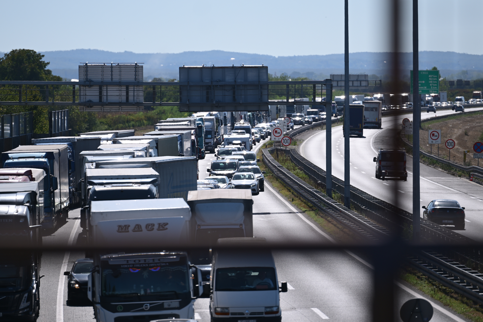 Zbog zatvorene dionice vozila se kod čvora Kosnica usmjeravaju izvan autoceste. Obilazni pravac vodi preko Domovinskog mosta i Radničke ceste prema Slavonskoj aveniji, odakle se vozači mogu ponovno uključiti na autocestu kod čvora Zagreb istok. 