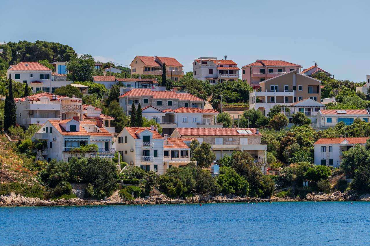 Proljetne panorame mjesta Maslinica na zapadnom djelu Šolte