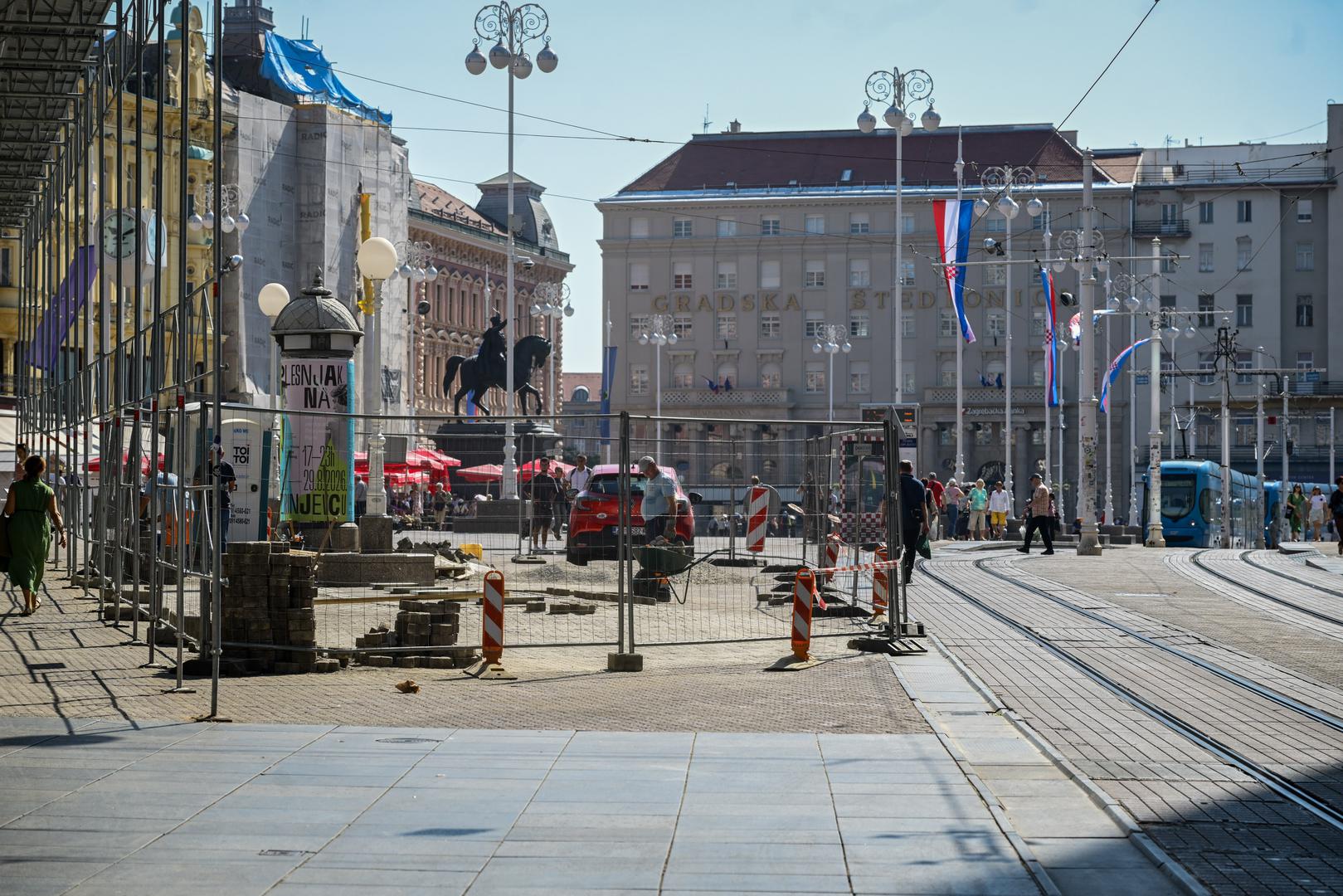 Radovi na ugradnji podzemnih spremnika na samom početku Ilice, u blizini Trga bana Jelačića, još nisu privedeni kraju. 
