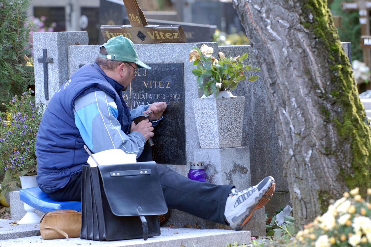Varaždin: Radnici tvrtke Parkovi i gra?ani užurbano ?iste i ure?uju grobove