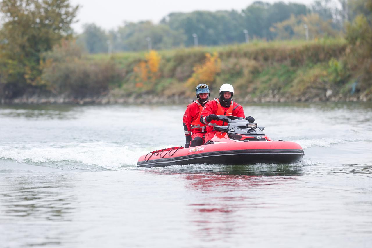 Zagreb: Vatrogasci pretražuju rijeku Savu nakon dojave da je u vodi vi?en ?ovjek 