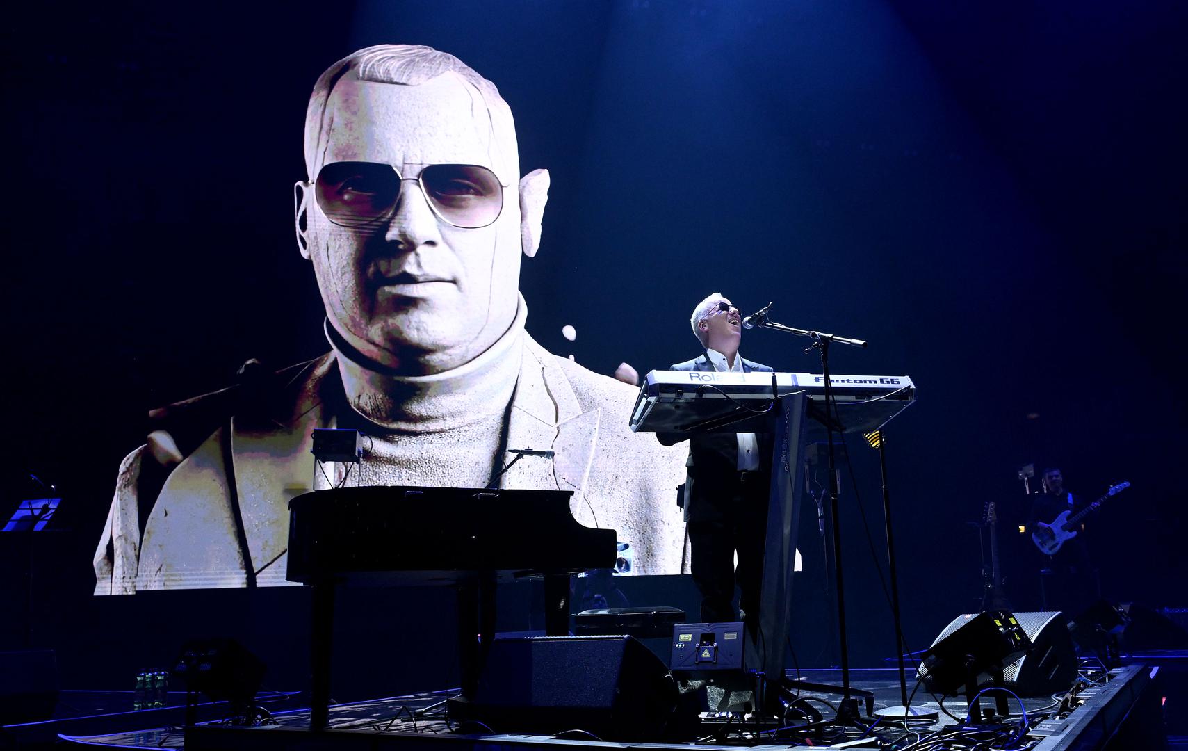 Redali su se hitovi iz Sašine bogate karijere, među kojima su "Ne zovi ne piši", "Sve bi ja i ti", "Kralj izgubljenih stvari", "Ko te ljubi ovih dana" i brojni drugi. Cjelokupni glazbeni doživljaj pratila je produkcija svjetskih razmjera - vatreni topovi, laser show, raskošni LED ekrani i animacije te LED narukvice na rukama fanova koje su stvarale magičnu atmosferu u čitavoj Areni. 