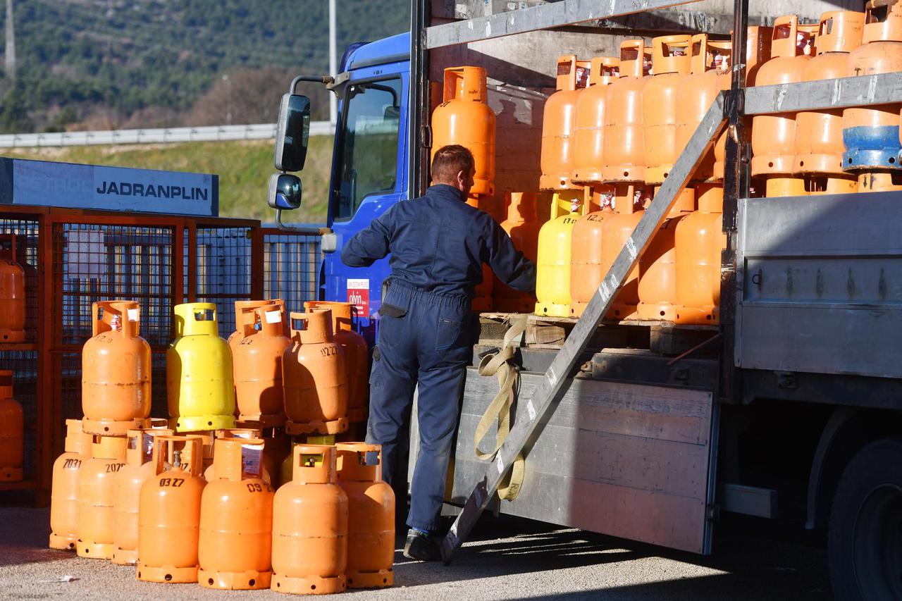 Šibenik: Istovar plinskih boca za ku?anstvo