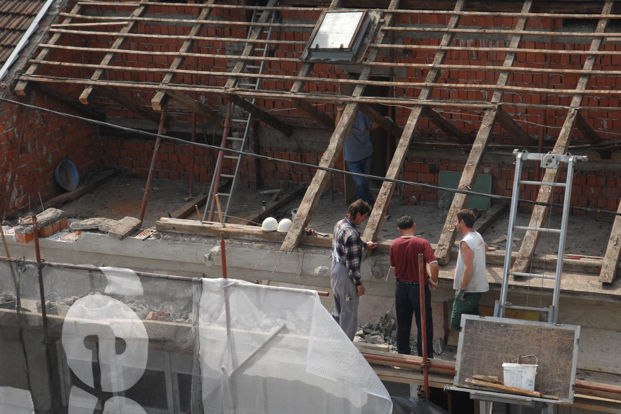 Bjelovar: Gra?evinari saniraju derutna pro?elja i krovišta zgrada