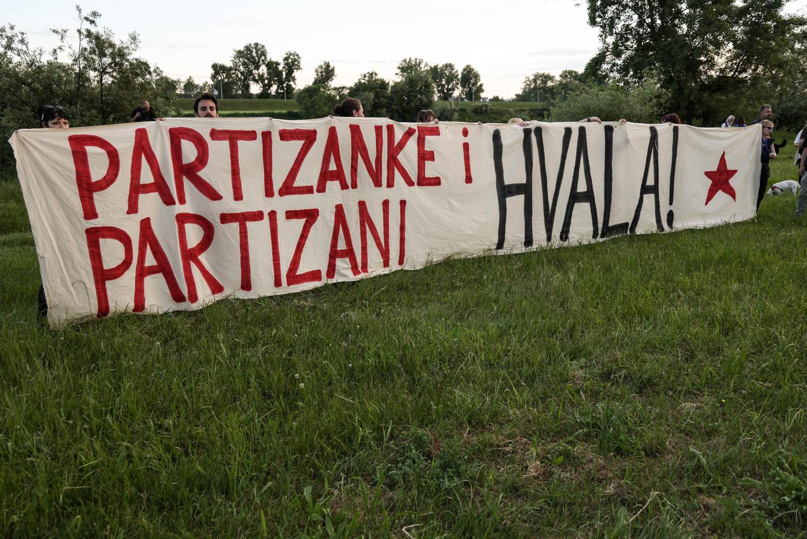 U proglasu koji je pročitan na skupu, Mreža antifašistkinja Zagreba (MAZ) poručila je da se 8. svibnja slavi dan kada su partizanske jedinice istjerale ustaški režim i naciste. "Bio je to grad straha, gladi i terora. Danas nismo ovdje samo da zahvalimo osloboditeljima, nego da se zajedno odupremo današnjim fašistima", istaknuto je. 