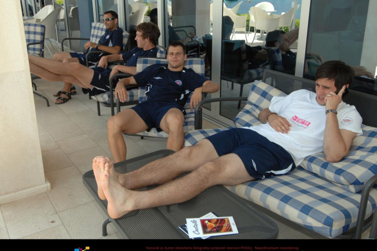 \'26.05.2009., Postira - Hajdukova karantena u Postirama na Bracu. Nikola Kalinic, Drago Gabric, Mario Maloca i Josip Skoko odmaraju ispred hotela.  Photo: Vanja Zubcic/Vecernji list\'