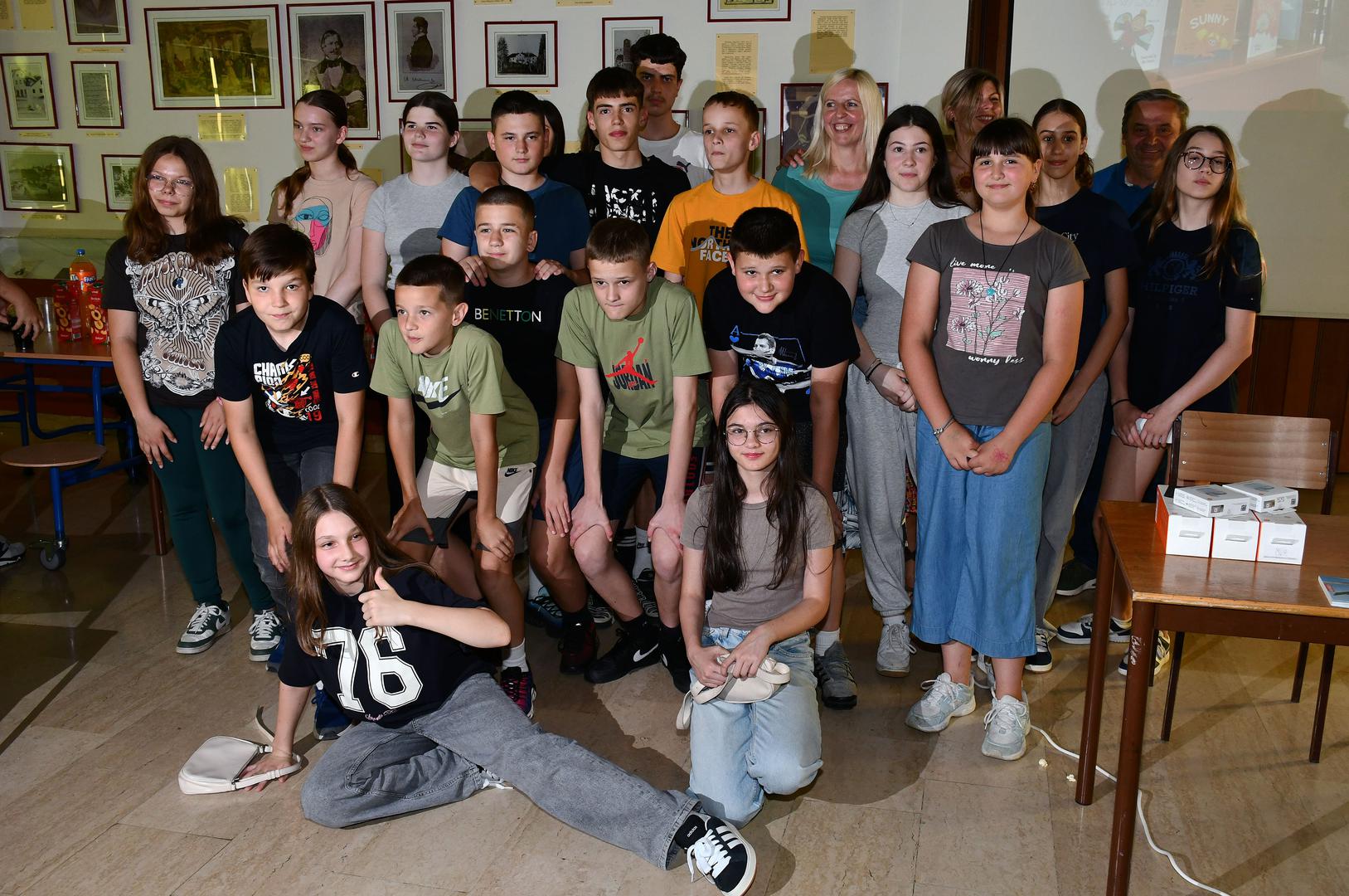 UČENICI, POD MENTORSTVOM PROFESORICE hrvatskog jezika Marije Čalušić i Mladena Damjanovića, na
natječajnu temu “Ostajem u Hrvatskoj” snimaju svoj šesti film u ovoj školskoj godini
