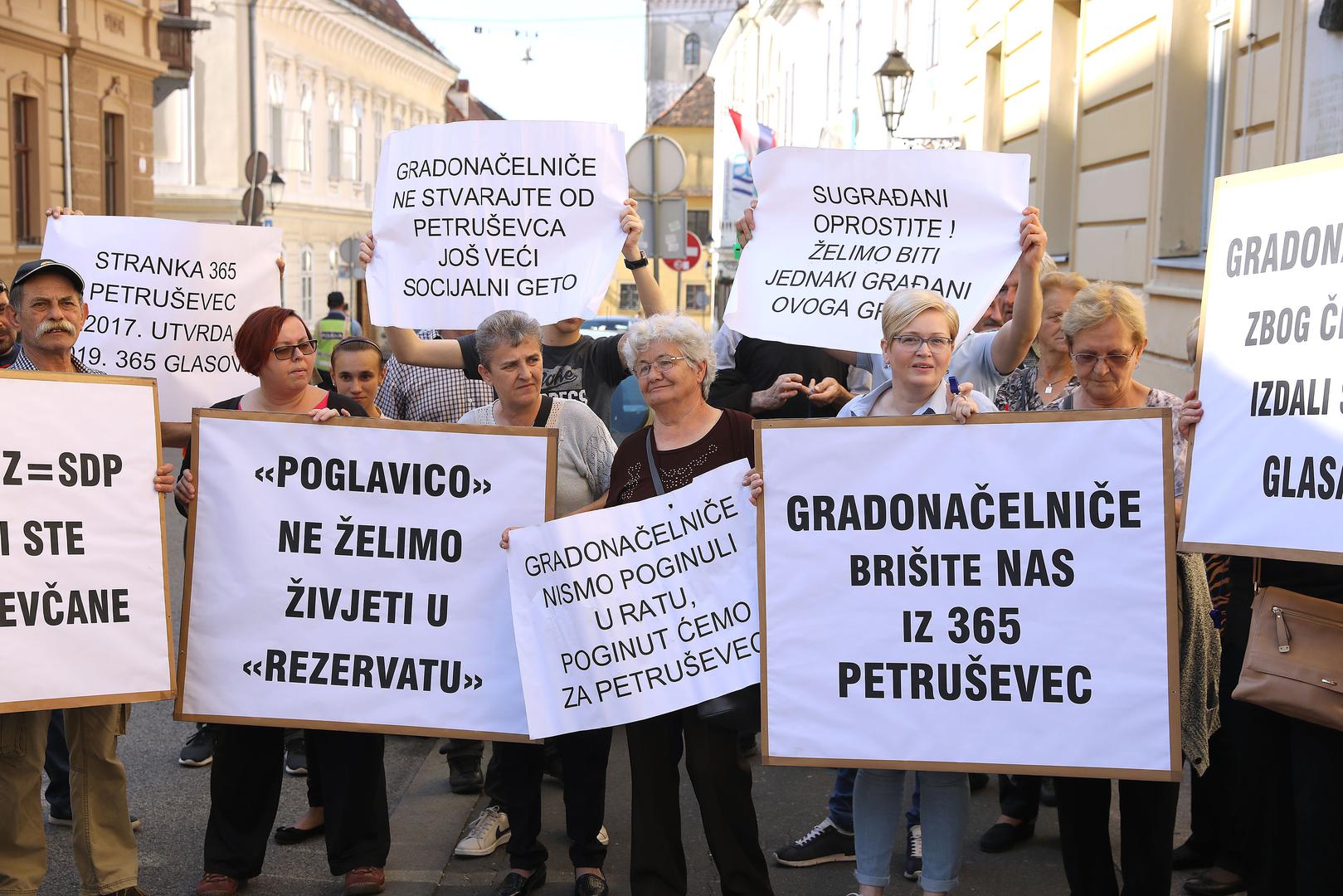 Stanovnici Petruševca na prosvjedu ispred zgrade Skupštine
