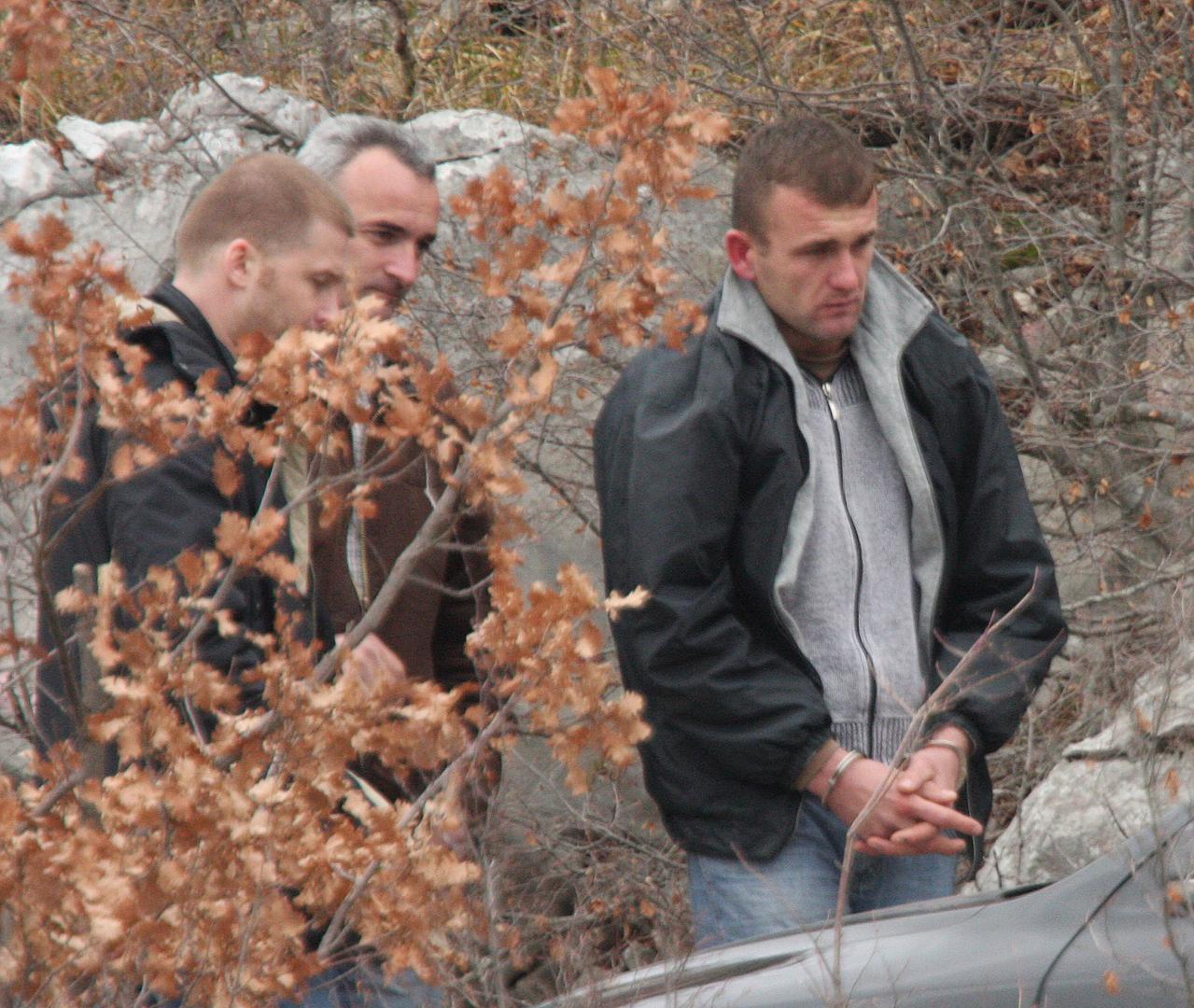 Njezino tijelo odvezao je do jame u Docu Donjem, gdje ga je odbacio i prekrio granjem. Nakon zločina vratio se kući, presvukao se i otišao u kafić u Trilju.