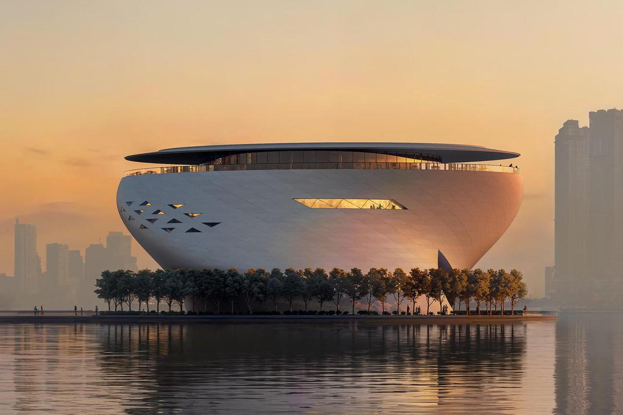 Une nouvelle galerie d'art flottante a été inaugurée, devenant un nouveau symbole pour Dubaï, aux Émirats arabes unis