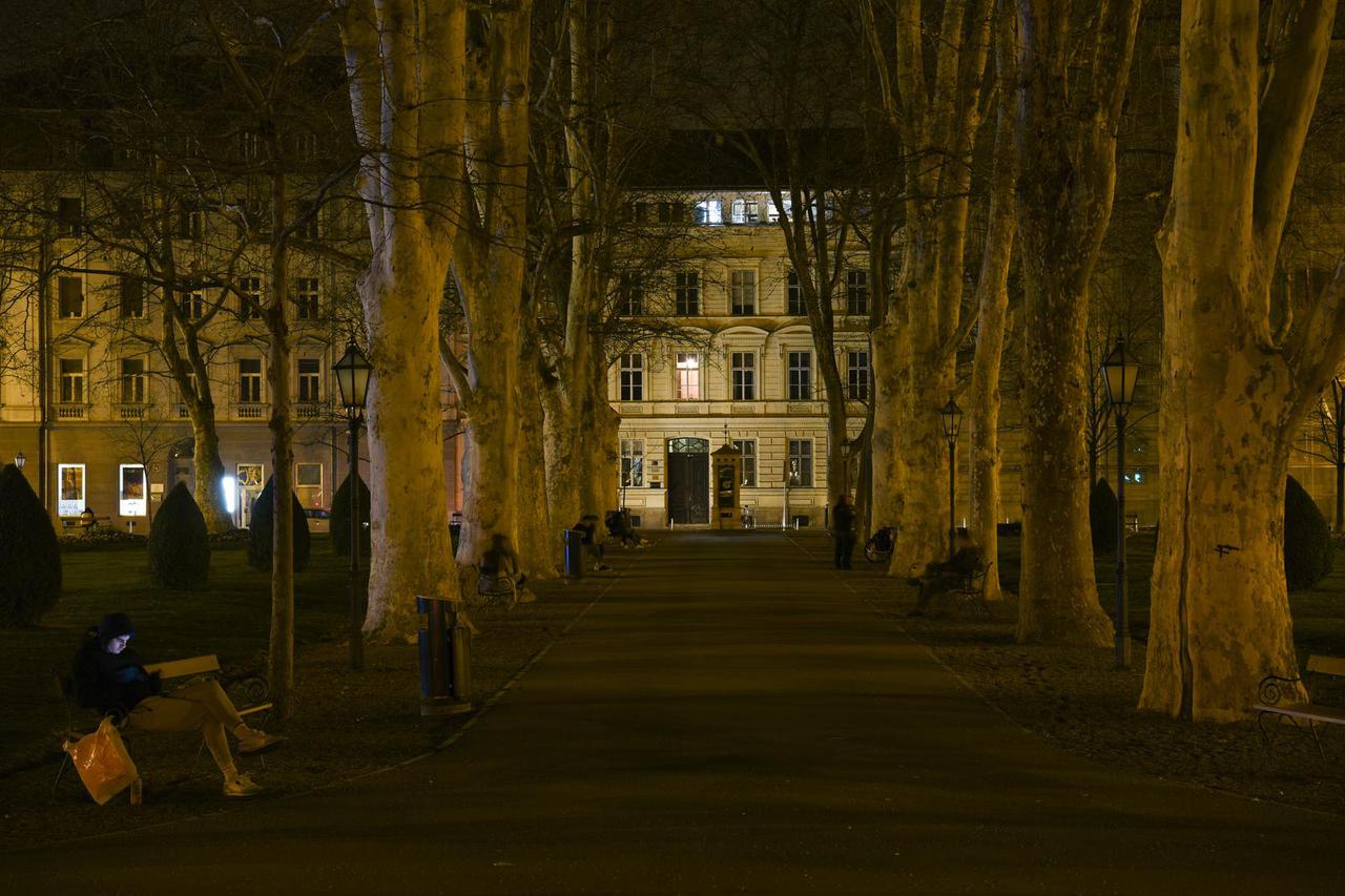Zagreb: Ugašena rasvjeta na Zrinjevcu u sklopu akcije Sat za planet Zemlju – Earth hour