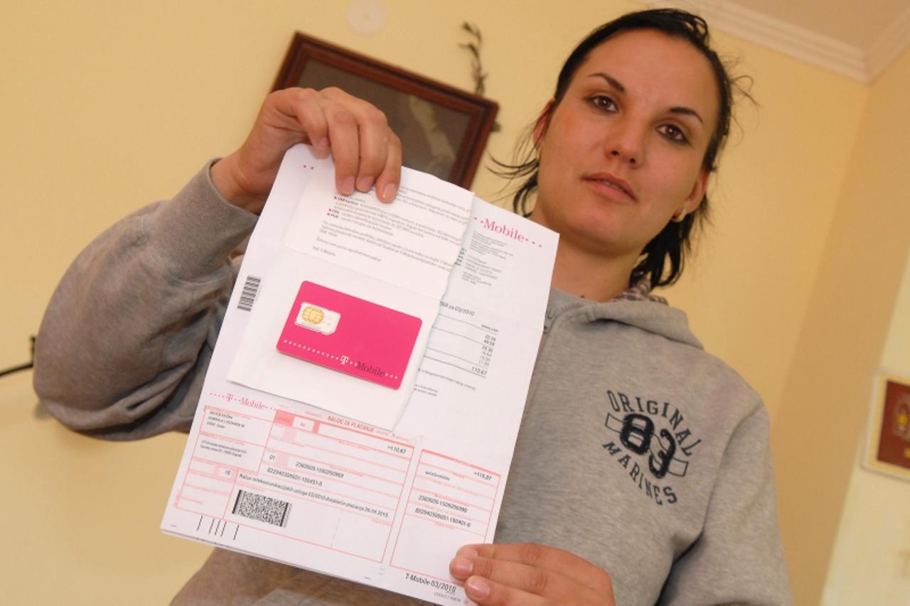 'ZADAR, 21.04.2010. Natasa Krizan, zrtva prevare T-com-a. Za SIM karticu koju nije niti otvorila vec mjesecima joj pristizu racuni  Photo: Dino Stanin/PIXSELL'