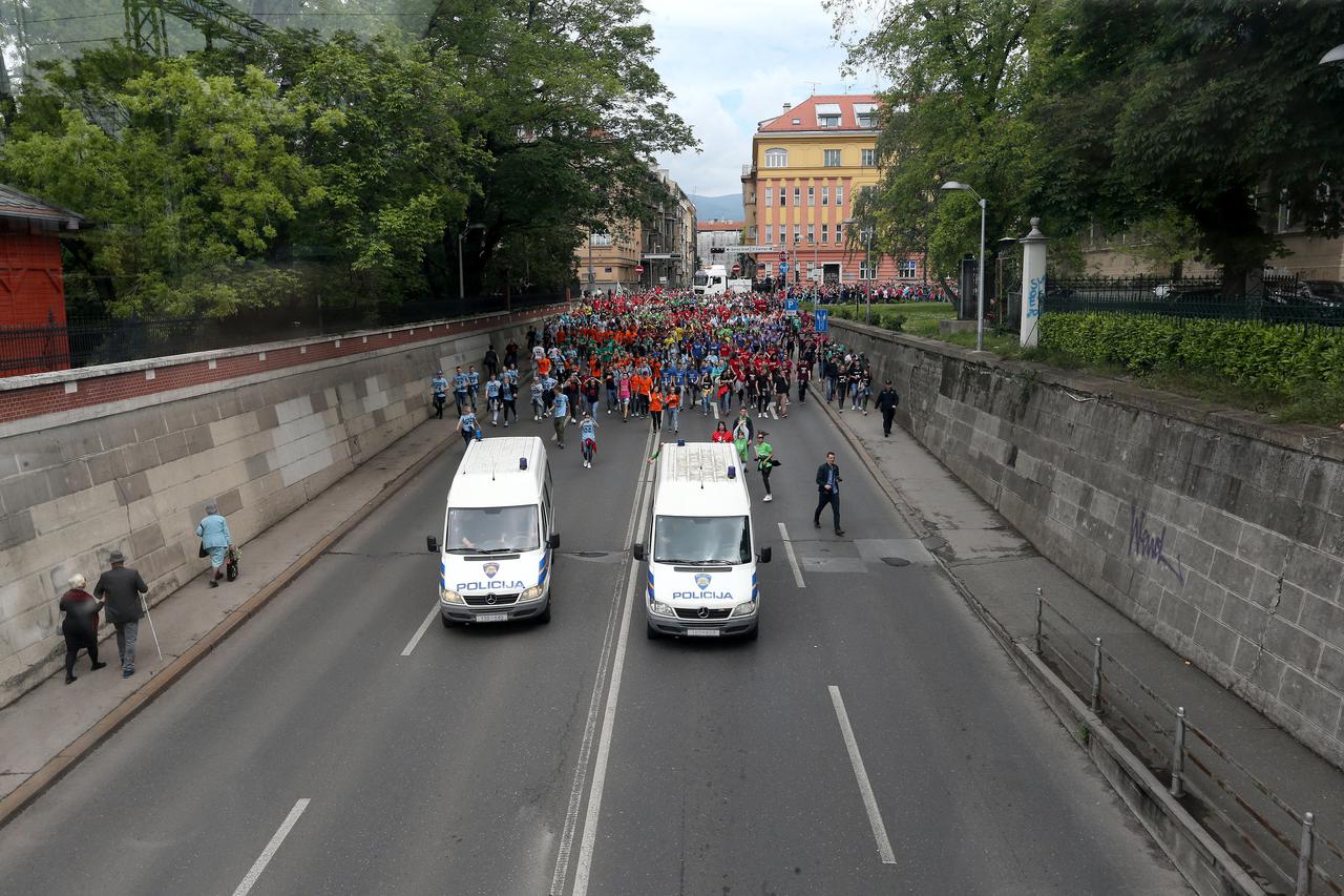 Norijada u Zagrebu: Povorka maturanata prolazi Miramarskom ulicom prema Bundeku