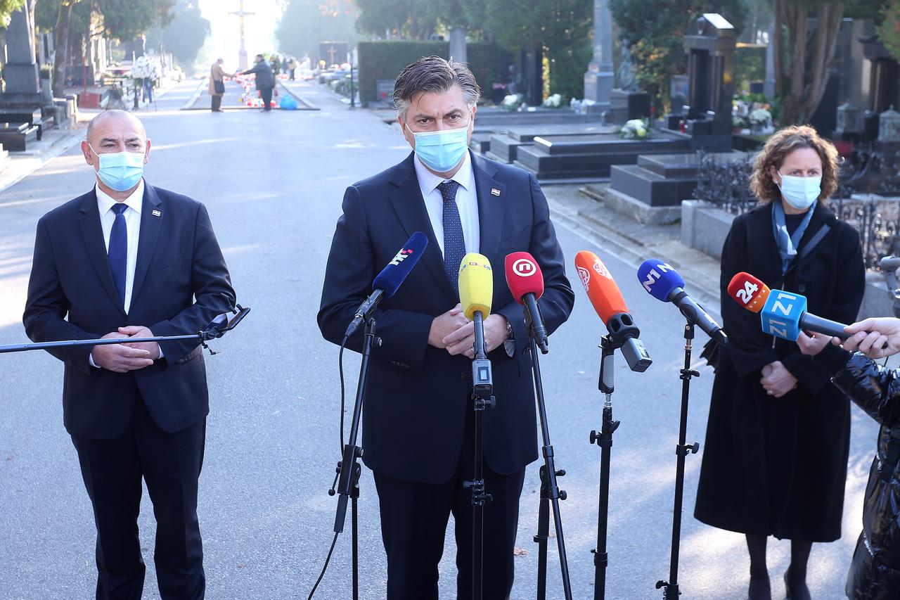 Zagreb: Premijer Plenković sa suradnicima obišao groblje Mirogoj