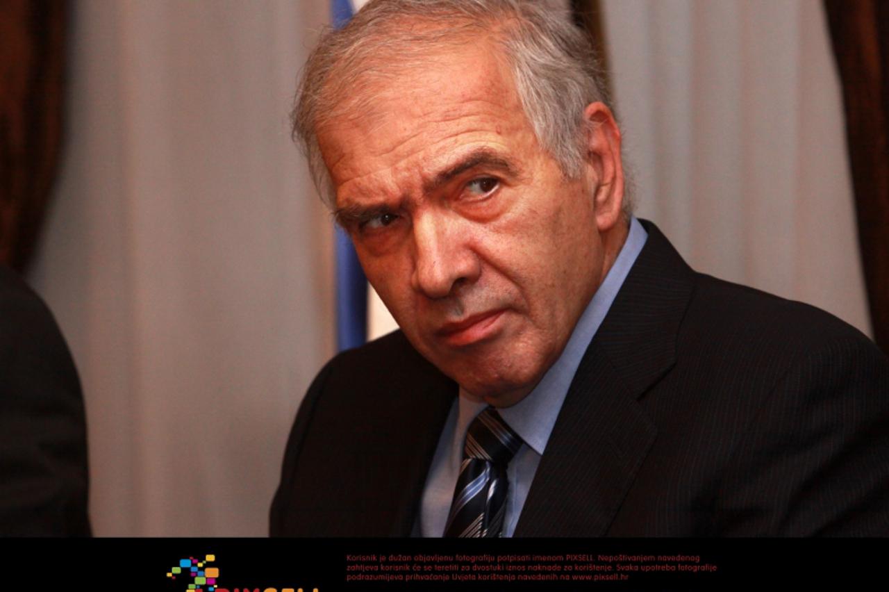 '15.12.2011., Zagreb - U HNB-u na Trgu hrvatskih velikana organizirana konferencija za medije na kojoj je guverner Zeljko Rohatinski govorio o projekciji moneterne politike u 2012. godini .  Photo: Za