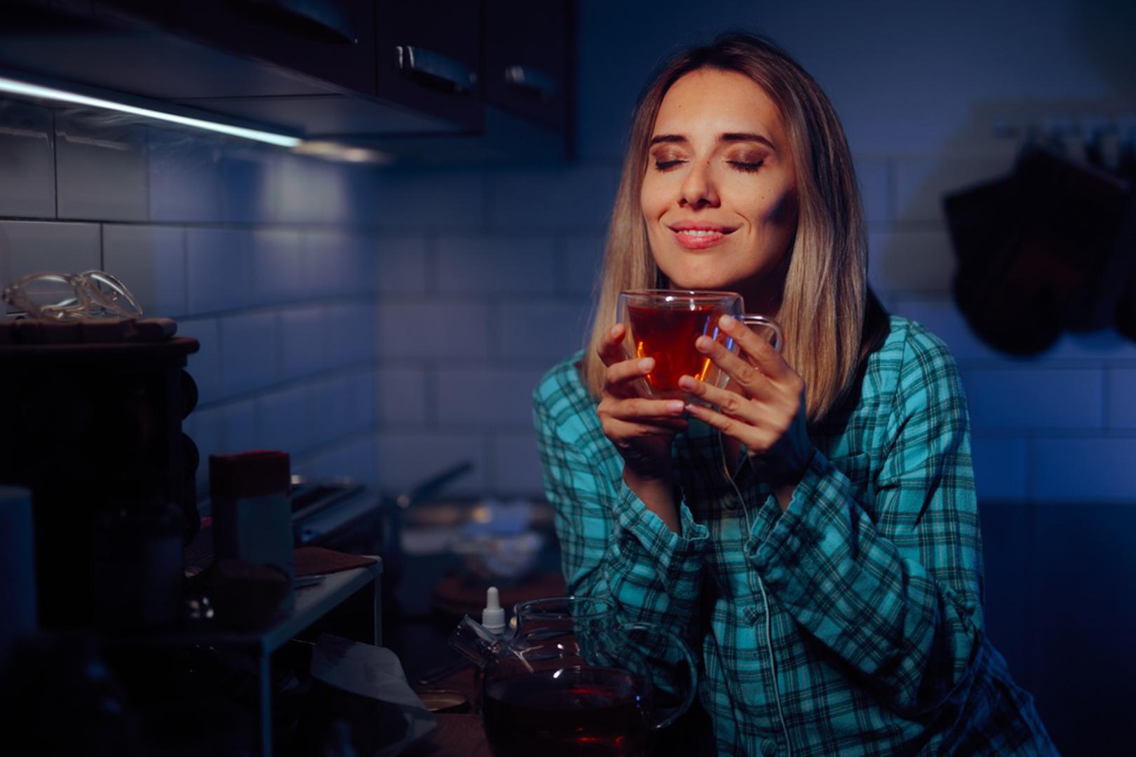 Nakon stresnog radnog dana u kojem ste bili izloženi raznim podražajima, ponekad je teško smiriti misli, opustiti se i utonuti u san. Kako biste si mogli olakšati taj proces, donosimo vam popis čajeva koji će vam pomoći da se opustite i lakše zaspite. Topla šalica čaja navečer, osobito nakon napornog radnog dana, mogla bi biti odlična prirodna alternativa za smirenje i kvalitetniji san, prenosi Healthline. Određene biljke mogu poboljšati kvalitetu sna te pomoći u smanjenju stresa, tjeskobe i nesanice.