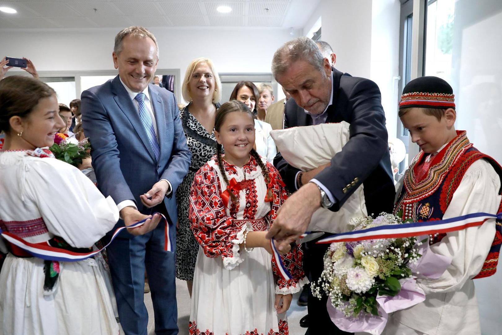 Djeca u narodnoj nošnji Markuševca na otvaranju s gradona-čelnikom Milanom Bandićem
