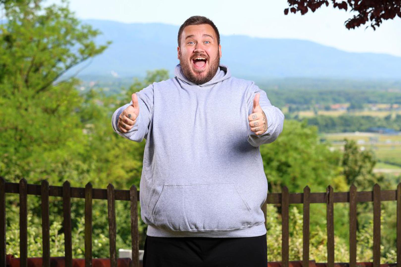 Zagrepčanin Ivan, poznat kao GallaSandalla, ima oko pola milijuna pratitelja na raznim društvenim mrežama te svojom kreativnošću neprestano privlači publiku. Živi ono što voli, a poslom influencera i kreatora sadržaja na društvenim mrežama uspješno spaja maštovitost i poduzetnički duh. Moj bijeg od stvarnosti je igranje kompjutorskih igara i smišljanje novih ideja za kampanje. To je moj način punjenja baterija", otkriva 25-godišnjak kojeg obožavaju najmlađi. Opisuje se kao poduzetnik i vizionar, ali i kao iskrena, velikodušna i pouzdana osoba. Ivanov glavni motiv je pokazati sebi i drugima kako je zdravlje prioritet te da je sposoban napraviti velike promjene. Priznaje da višak kilograma vidi više kao izazov nego kao prepreku i smatra da je upravo sada pravi trenutak za novi početak. Iako je bio meta uvreda zbog težine, njegovo samopouzdanje ostalo je netaknuto. Ivan pritom naglašava da ga to nikad nije pretjerano diralo. Ipak, zabrinjava ga zdravlje i boji se prerane smrti. Zato se prijavio u 'Život na vagi' s jasnom namjerom da stavljajući brigu o tijelu na prvo mjesto - svoj život preokrene nabolje. Kad bi nešto mijenjao, to bi bio izgled - ne zbog taštine, nego zbog zdravlja. Vidi sebe kao ustrajnu osobu koja može i hoće napraviti preokret u svome životu, a za pet godina zamišlja sebe vitkijeg, s pet puta više pratitelja i barem stotinu novih uspješnih projekata. Za njega 'Život na vagi' nije samo put mršavljenja - to je nova razina igre, a cilj mu je izaći kao pobjednik.