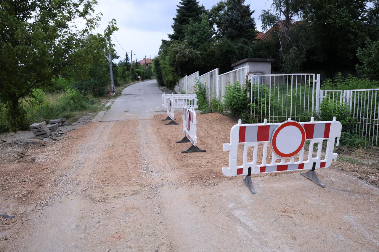 Zagreb: Stanovnicima Sunčanog Brijega, puknuće vodovodne cijevi nanijelo štetu
