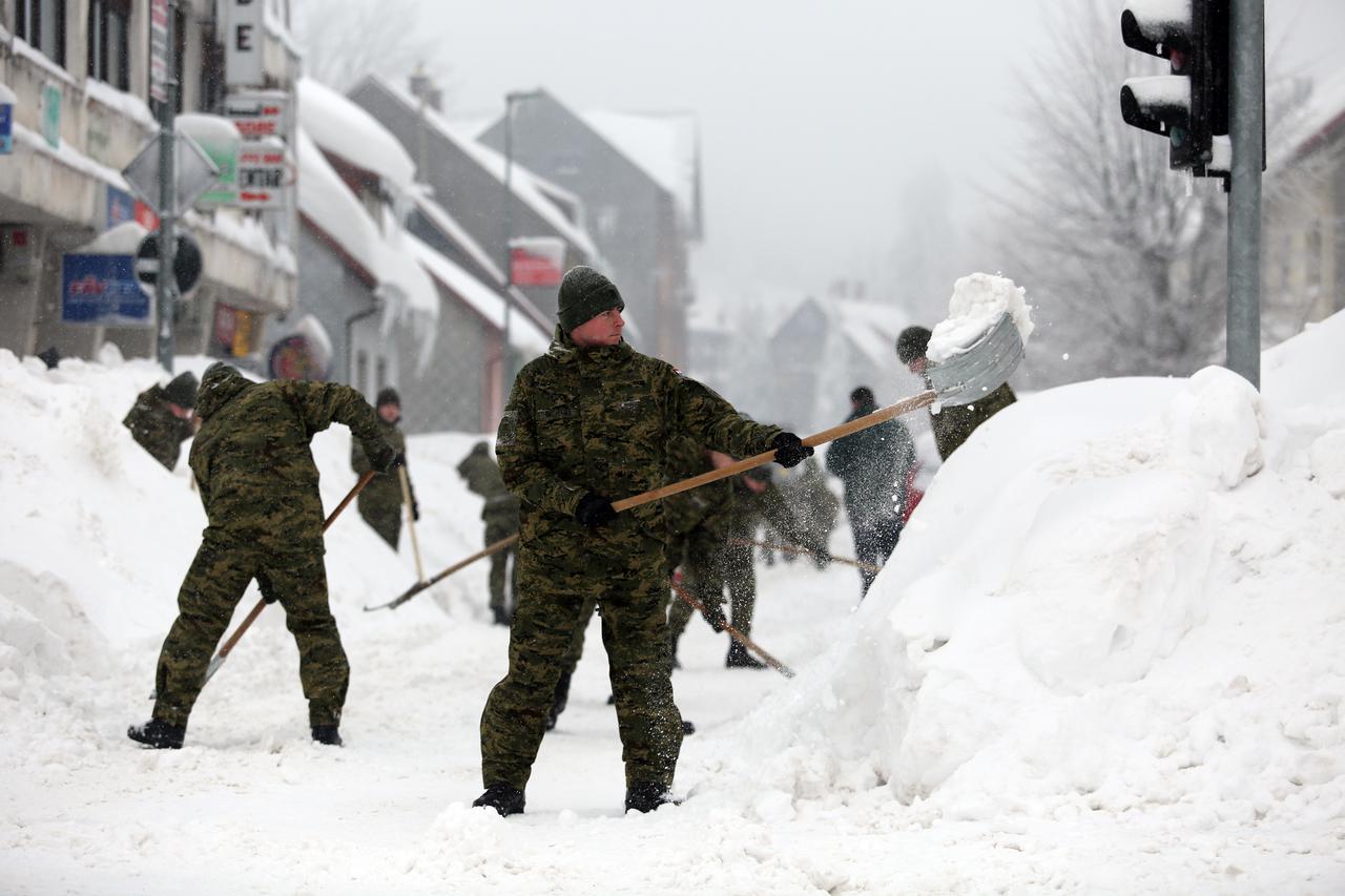 Delnice: Hrvatska vojska pomaže u čišćenju snijega
