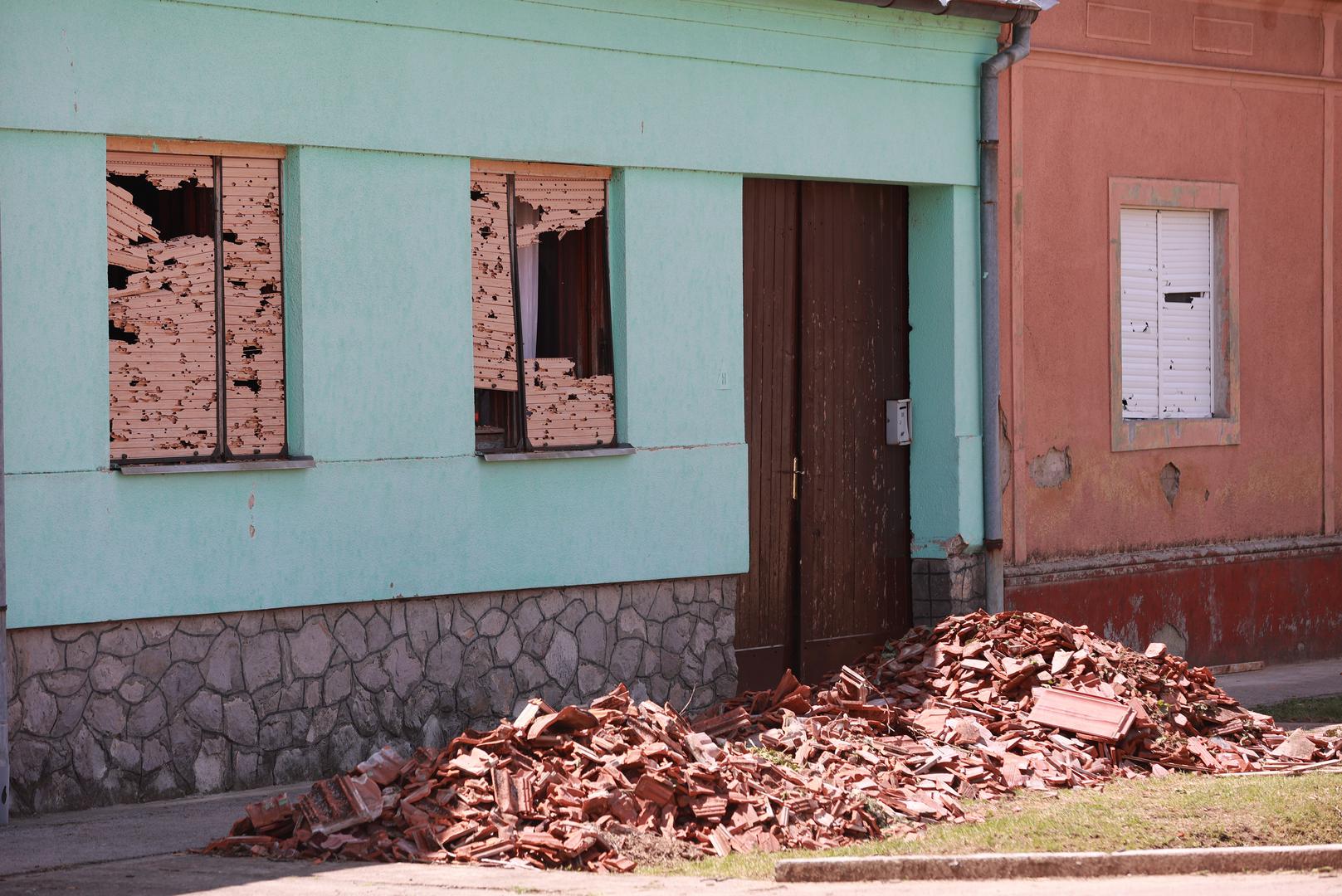 Danas je započela podjela građevinskog materijala, uključujući crjepove, na četiri punkta u općini.