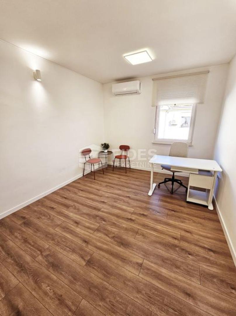 U prostoru su 4 izvoda struje, svaki ima 3 utičnice i internet te je moguće dodati još radnih jedinica po potrebi (osim trenutne), navodi se dalje