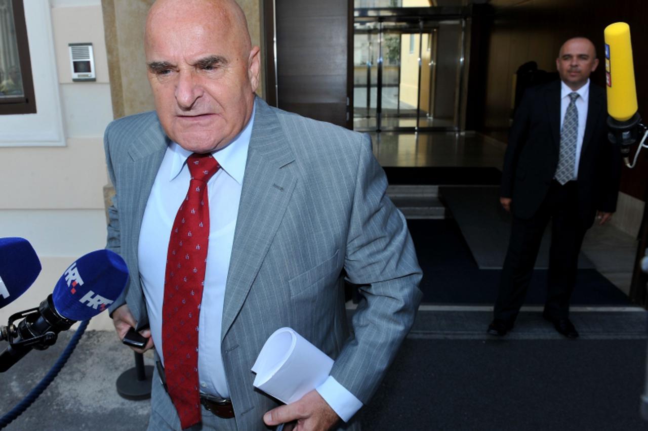 \'unutrasnja....zagreb.....01.07.2009.  vlada - ispred vlade, premijer ivo sanader podnio ostavku / ivan jarnjak     Photo: Marko Lukunic/Vecernji list\'