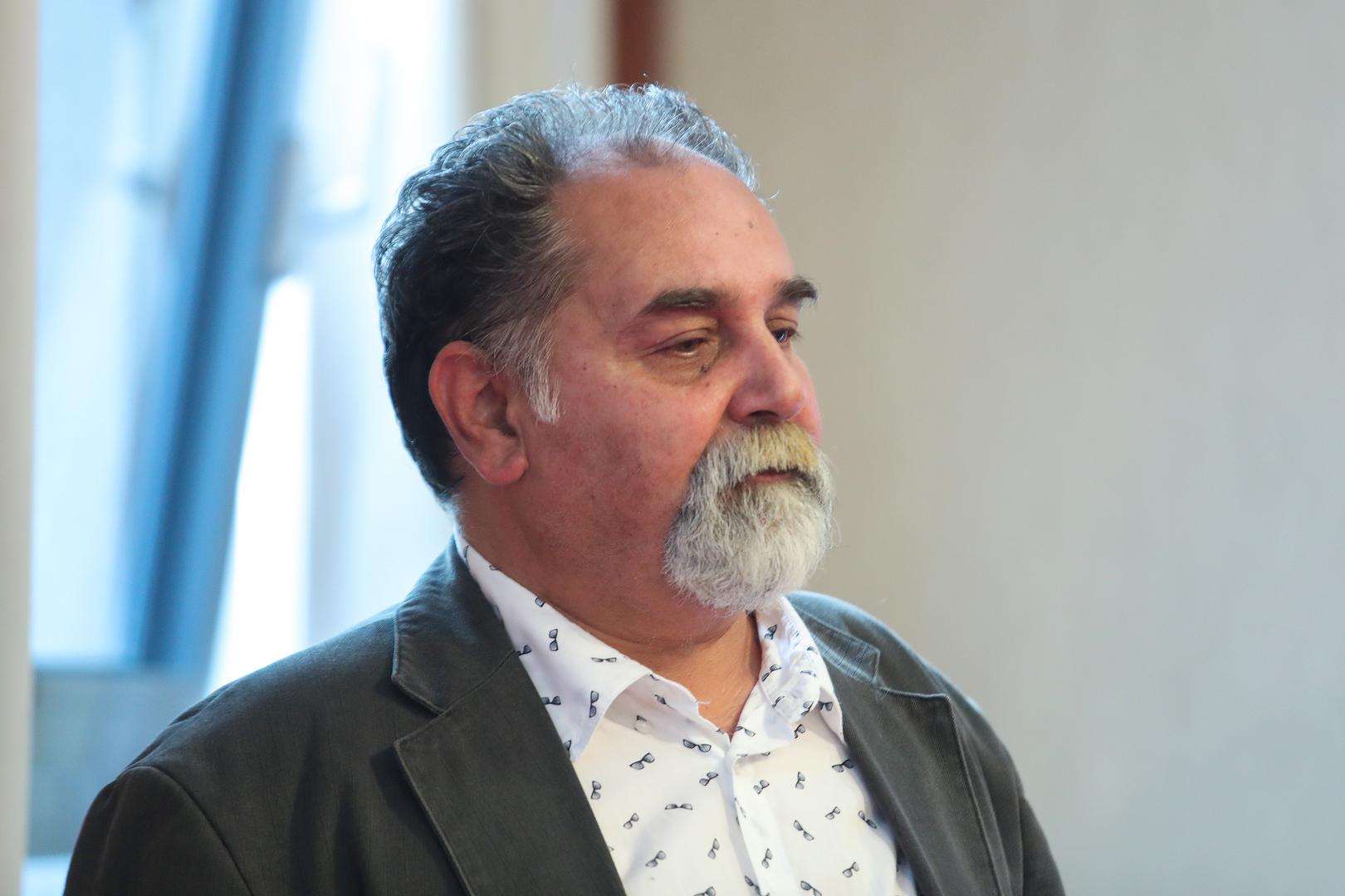 Projekt koji ga je definirao, "Večernja škola", nastao je kao jeftina, ali briljantna emisija. Kao profesor Kučina, uz nezaboravne učenike, stvorio je svijet improvizacije koji je secirao društvo. 