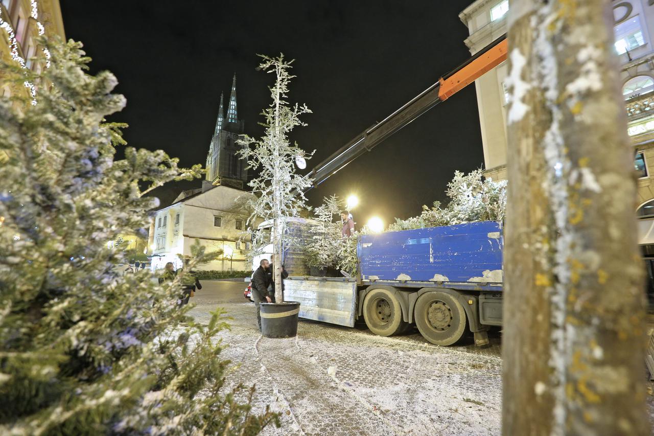 Zagreb: Božićni ukrasi još uvijek su obješeni u gradu