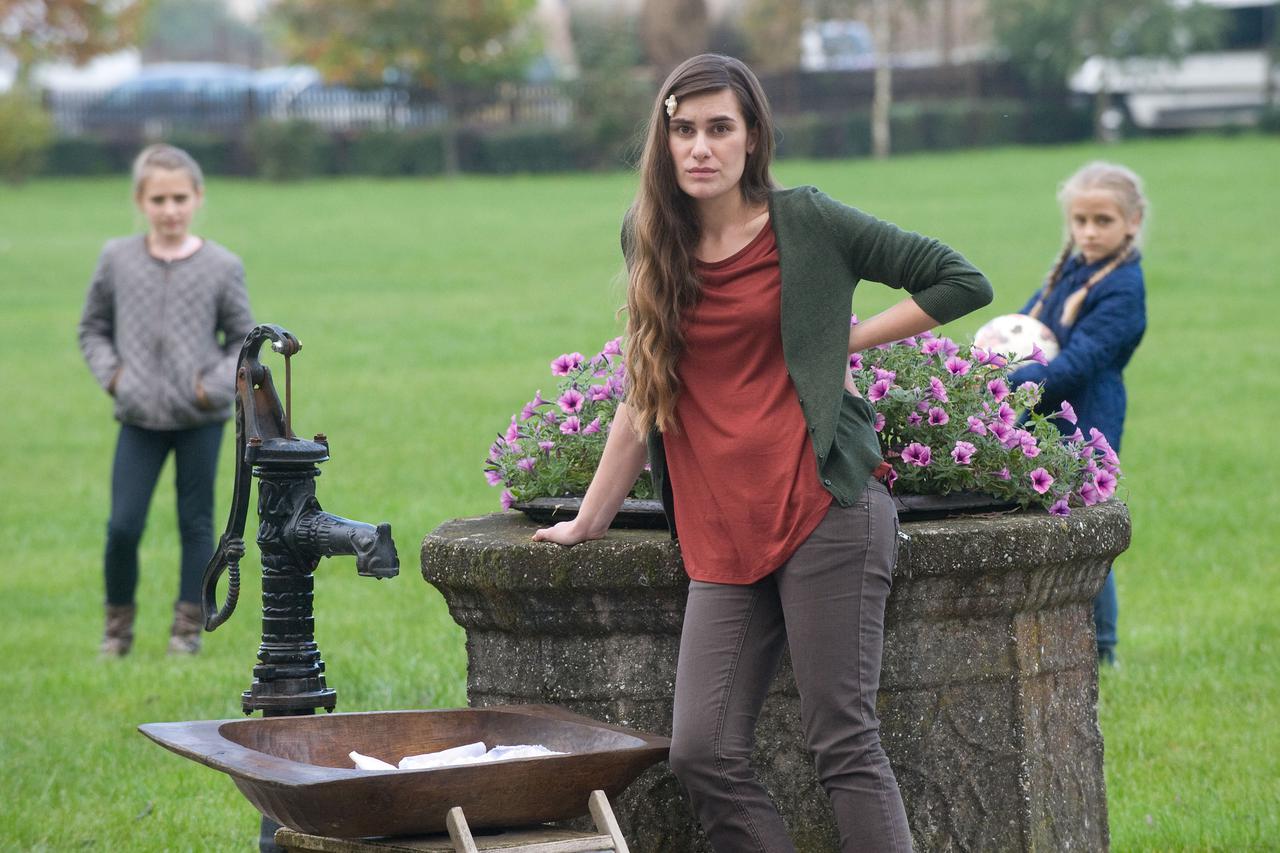 21.10.2014., Samobor - Na Etno farmi u Samoboru pocelo je snimanje TV serije za mlade naziva Nemoj nikome reci. Seriju za HRT snima producentska kuca Kombinat produkcija. U seriji medju ostalima glume Mia Anocic Valentic, Hrvoje Keckes i Matija Prskalo, a