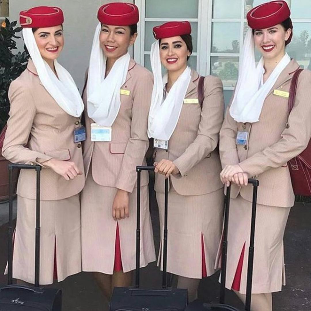 Pravila postoje i za frizure. Stjuardese mogu imati "banana-punđu" (French twist) ili običnu punđu na koju, ako žele, mogu staviti debelu crvenu gumicu za kosu. Joanna je otkrila da ona za svoju punđu koristi oblu mrežicu za kosu. 
