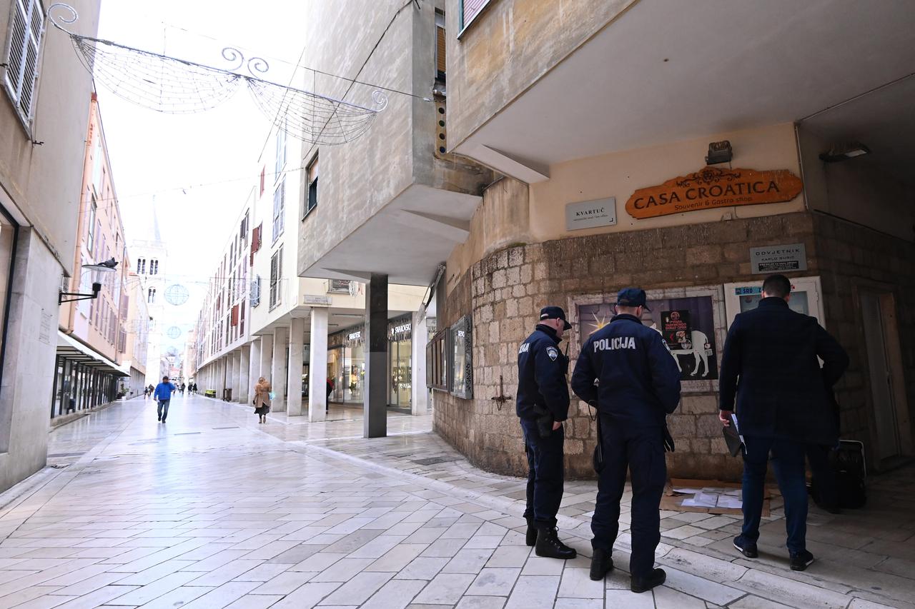 Zadar: Policija provodi očevid zbog plakata s omčom za vješanje i natpisom anemični