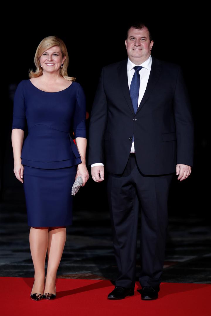 U pratnji supruga Jakova, s kojim se uskladila kada su boje u pitanju, još jednom je pokazala da joj pored svih znanja ni moda nije strana.