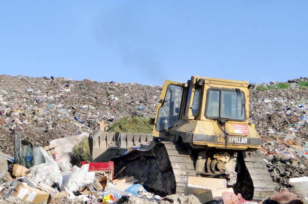 '090610-slatina - hrvatska  - nakon sto je prije 3 godine sanirano slatinsko odlagaliste komunalnog otpada \'radosavci\' ponovo je otvoreno i pretvoreno i smetliste snimio Dragutin Santosi/vecernji li